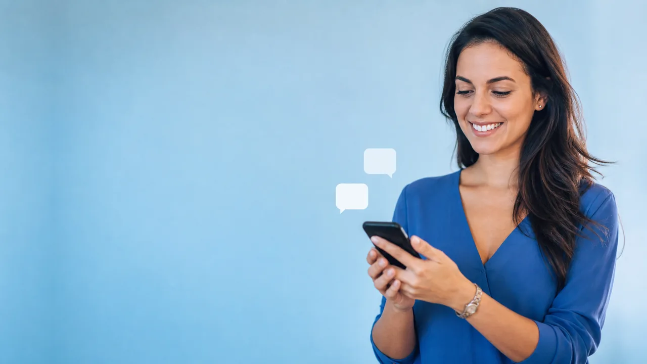 Pessoa usando smartphone para atendimento no Direct do Instagram sem spam