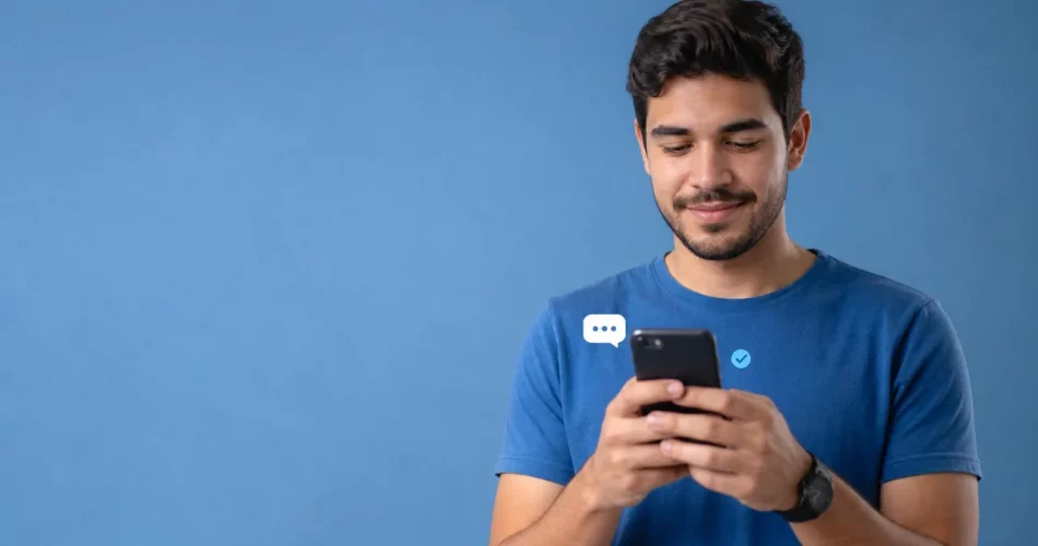 Pessoa usando smartphone com ícone de mensagem, representando automação segura no Instagram