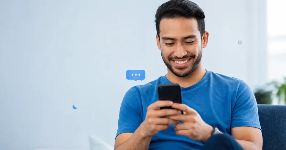 Pessoa usando celular para responder comentários automaticamente no Instagram
