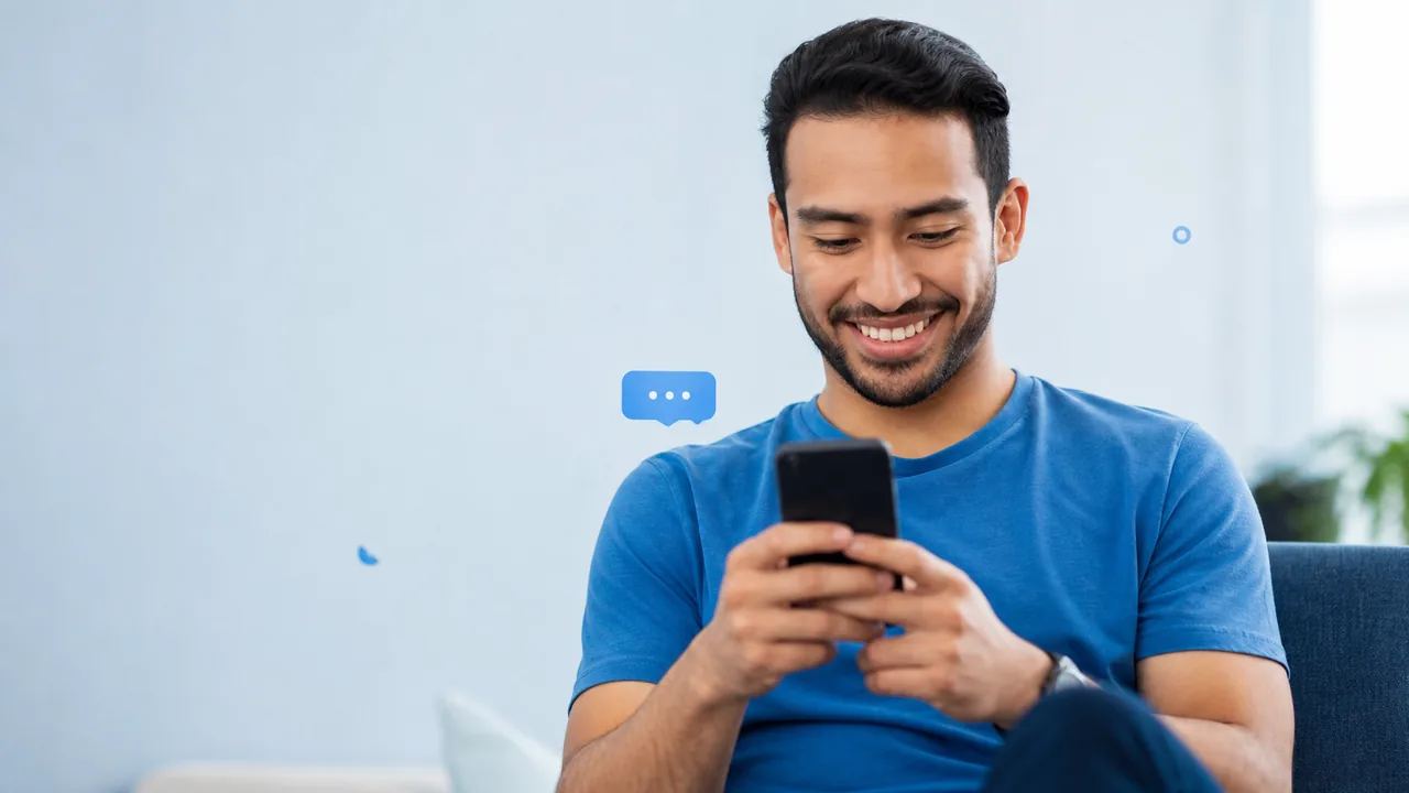 Pessoa usando celular para responder comentários automaticamente no Instagram
