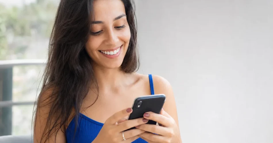 Pessoa usando celular para configurar o link na bio do Instagram