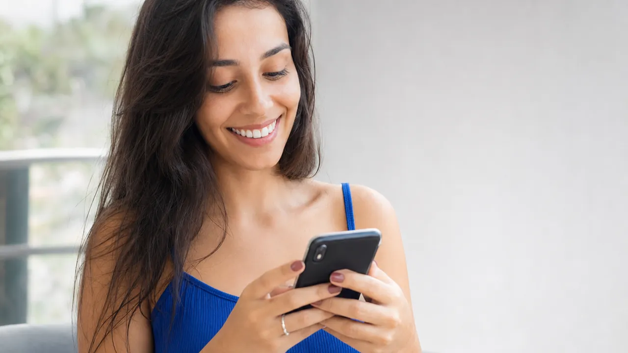 Pessoa usando celular para configurar o link na bio do Instagram