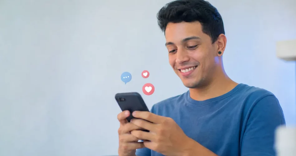 Pessoa segurando smartphone e conferindo comentários e curtidas sobre a marca nas redes sociais
