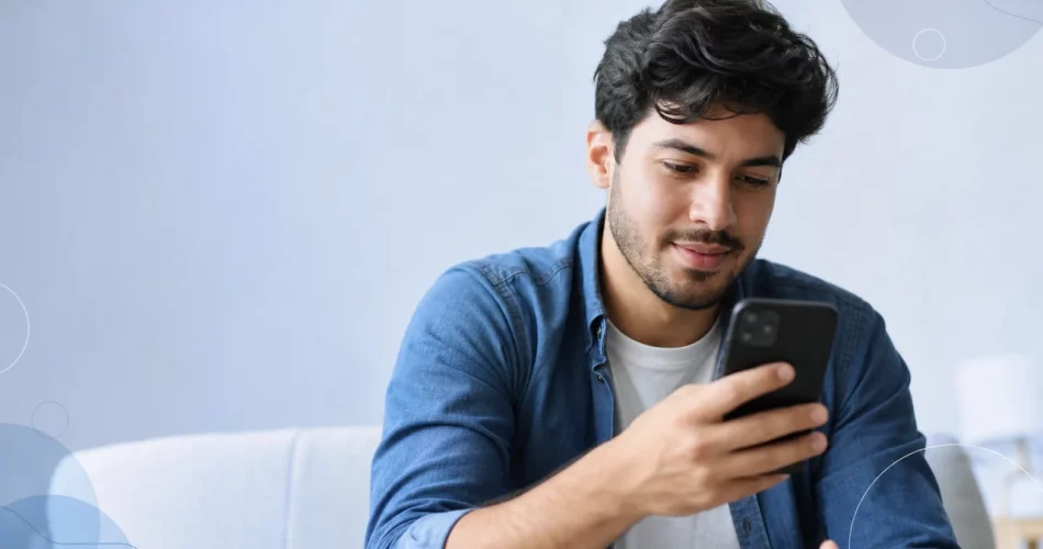 Pessoa segurando smartphone com expressão curiosa navegando no Instagram