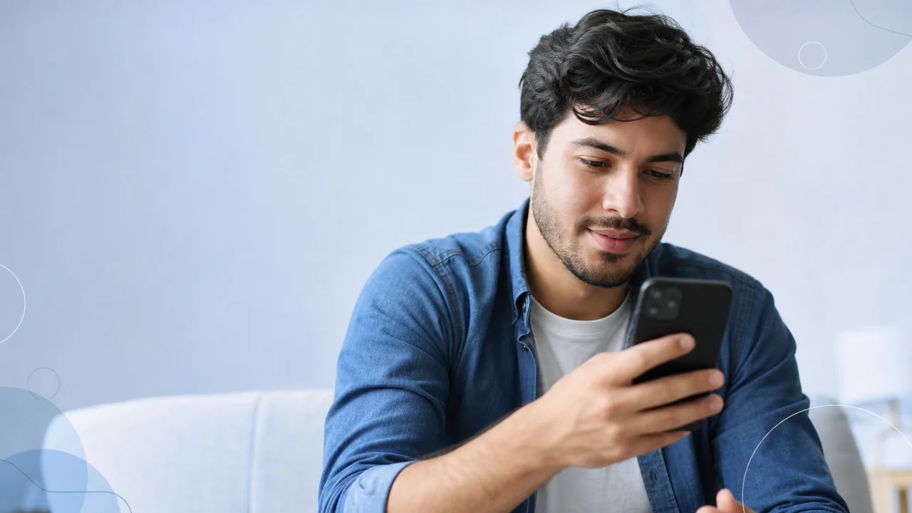 Pessoa segurando smartphone com expressão curiosa navegando no Instagram