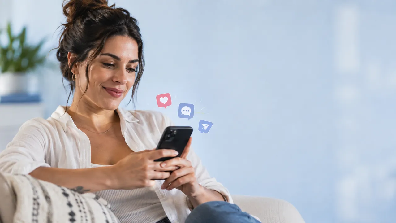 Empreendedora respondendo comentários do Instagram pelo celular para gerar atendimento e vendas